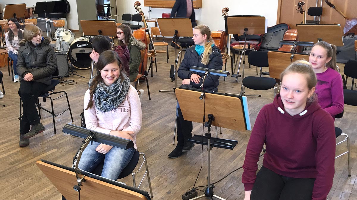 Schloss-Schüler besuchen die Proben der Philharmonie Südwestfalen