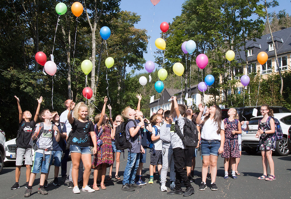 Fünftklässler ließen bunte Ballons für einen guten Start am Gymnasium Schloss Wittgenstein steigen