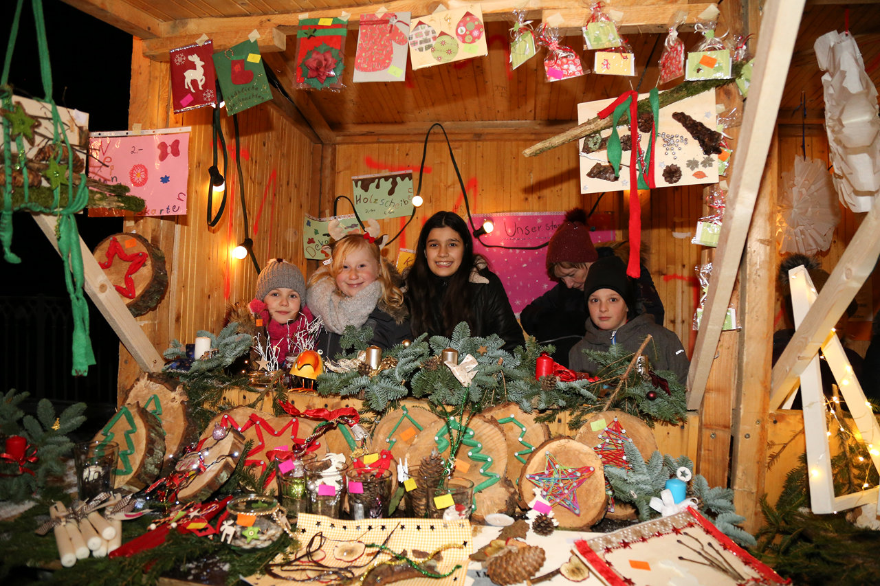 Festliche Atmosphäre und Tradition beim Weihnachtlichen Schlossmarkt trotz Sturm und Regen